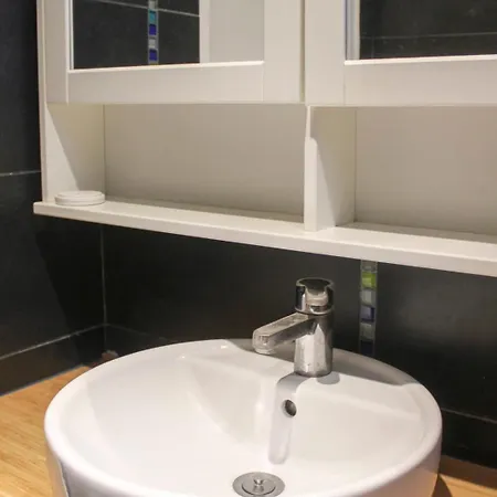 Appartamento Spacious And Practical In 18th Parigi